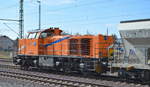 Die BELog Baustoffe- Entsorgung- Logistik GmbH & Co. KG, Langenau [D] mi der angemieteten Northrail MaK G 1000 BB (NVR: 92 80 1271 025-9 D-NRAIL) am Ende eines Schüttgutwagenzuges gezogen von der MRCE Dispo  ES 64 F4-994  am 18.03.20 Magdeburg Hbf.