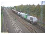 Ausfahrt eines kurzen Gterzuges, gezogen von der VSFT-Lok mit der Fabriknummer 1001322 Baujahr 2002, am 24.09.2007 aus dem Bahnhof Frankfurt am Main-Griesheim. Im Hintergrund stand ein Vollzug 420er auf der S2 nach Niedernhausen am Bahnsteig.