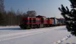 Zusammen mit der 212 270-3 der Nordbayerischen Eisenbahn zieht die MaK G1000BB den Windradzug durch Munster. (16.02.10)