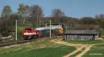 MaK G 1000BB 411 53 der EVB dieselt am 25.04.10 mit einem Sonderzug gebildet aus den Doppelstockwagen der LBE (Lbeck-Bchner Eisenbahn) von Lbeck Hbf Richtung Hamburg.