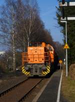 Lok 44 (MaK G 1000 BB) der Kreisbahn Siegen-Wittgenstein (KSW) mit 2 Gterwagen am 04.03.2011 in Neunkirchen-Altenseelbach, Sie kommt von Burbach auf DB Gleis und fhrt nach Herdorf, wo die KSW eine