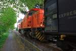 Lok 44 (MaK G 1000 BB) der Kreisbahn Siegen-Wittgenstein (KSW) mit vollem Coilgterzug fhrt am 04.05.2011 auf KSW-Gleis in Neunkirchen-Struthtten, Richtung Neunkirchen-Salchendorf.