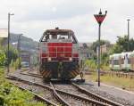 Quasi ein Zaun-Gast zwischen all den groen Dampfern und Diesel war die 271 027-5 der Frankfurter Hafenbahn. Sie untersttzte als zweite Lok den Frankfurter Sonderzug. Aufgenommen am 01.09.2012 an den 18. Meininger Dampfloktagen.