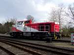 Vossloh G1000 BB der Hafenbahn Frankfurt als Lok D2 am 26.03.14 in Hanau Hafen von einen Gehweg aus fotografiert