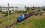 271 014 der Captrain zog am 03.08.14 eine Wagengruppe Schiebewandwagen aus dem Chemiepark Bitterfeld heraus.