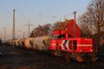 RHC DH713 am 12.12.13 mit einem leeren Kalkmehlwagenzug beim Halt in Ratingen-Lintorf.