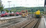 Bauarbeiten in Steinach am 5.10.11: Auf Bild 4 von 6 sieht man von links nach rechts den Schienen-LKW in Gleis 2, die Raupe im Bett von Gleis 3 und die gelbe Diesellok Vossloh G 1000 BB der