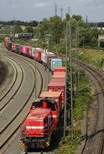 Mit einem langen Containerzug trifft eine unbekannte MaK G 1000 BB der RheinCargo am 10.08.2019 im Neusser Rangierbahnhof ein