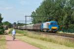 Eine der beiden G2000 von Railtraxx zieht einen langen Güterzug durch Hoeselt in Richtung Tongeren.