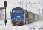 OHE 1460 fhrt durch den winterlichen Hbf Rostock aus Richtung Bad Kleinen kommend am 13.02.2010