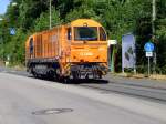 Die Mak G 2000 (Lok 43) der Kreisbahn Siegen-Wittgenstein fhrt in Siegen-Eintracht ber die Eiserfelder Strae (zum Gleisanschu Rhrenwerk)am 19.07.2006.