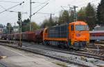 Im neuen Farbkleid ist die MaK G 2000 BB (Lok 43) der KSW (Kreisbahn Siegen-Wittgenstein), hier am 31.03.2014 kommt sie gerade mit ihrem Übergabezug aus Herdorf im Bahnhof Betzdorf/Sieg an. 
Hier wird sie kurz drauf umsetzen und zusätzlich die vier- bis fünffache Menge an Wagen anhängen, um dann den Güterzug nach Kreuztal zubringen.

Die Lok 43 ist eine asymmetrische MaK G 2000 BB und wurde 2002 bei Vossloh unter der Fabriknummer 1001327 gebaut. Sie hat einen Caterpillar Motor 3516 B-HD mit 2.240 kW Leistung, die Höchstgeschwindigkeit beträgt 120 km/h. 
Sie hat die NVR-Nummer 92 80 1273 018-2 D-KSW und die EBA-Nummer EBA 00 L15 K019

Technische Daten:
Achsformel:  B'B'
Spurweite:  1435 mm (Normalspur)
Länge über Puffer:  17.400 mm
Drehzapfenabstand:  9.500 mm
Drehgestellachsstand:  2.400 mm
Kleinster bef. Halbmesser:  80 m
Höhe:  4.220 mm
Breite:  3.080 mm