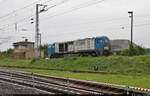 VDE 8 Komplexmaßnahme Halle Rosengarten–Angersdorf
▶ Standort: Bahnhof Teutschenthal

Hochbetrieb am Schotterwerk Teutschenthal:
273 005-9 (V 1001–033 | Vossloh G 2000 BB)  erklimmt  den Ablaufberg hinter dem Fahrdienstleiter-Stellwerk  B1 .

🧰 Alpha Trains Belgium NV/SA, vermietet an die STRABAG Rail GmbH (STRABAG SE)
🚩 Bahnstrecke Halle–Hann. Münden (KBS 590)
🕓 15.9.2021 | 13:53 Uhr