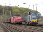 155 267 mit GZ und kalter 185 im Schlepp. Rechts davon die Vossloh DH 752. Kln West, 17.04.2013