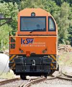 
So von vorne kann man sie wohl nicht oft ablichten....
Lok 43 die MaK G 2000 BB der KSW (Kreisbahn Siegen-Wittgenstein) am 12.06.2014 bei Lokhalle/Werkstatt der KSW in Siegen-Eintracht abgestellt, und ich stehe am Gehweg (der sich auf dem Kartenpunkt unter der Hochstraße befindet)

Die Lok 43 ist eine asymmetrische MaK G 2000 BB und wurde 2002 bei Vossloh unter der Fabriknummer 1001327 gebaut. Sie hat einen Caterpillar Motor 3516 B-HD mit 2.240 kW Leistung, die Höchstgeschwindigkeit beträgt 120 km/h. Sie hat die NVR-Nummer 92 80 1273 018-2 D-KSW und die EBA-Nummer EBA 00 L15 K019