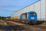 Einfahrt nach Gleis 2 in Torgelow der OHE Lok von Vossloh mit Wagen zur Holzbeladung.