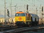 Mit einem Getreidezug am Haken fährt 272 403-7 von dem Niederländischen Unternehmen Rail Feeding am 14.11.2011 aus Aachen West auf die Rampe der Montzenroute nach Belgien.