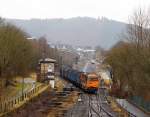   Die Lok 43 (92 80 1273 018-2 D-KSW) der KSW (Kreisbahn Siegen-Wittgenstein) eine MaK G 2000 BB kommt am 27.02.2015 mit ihrem Coil-Güterzug in Herdorf an.