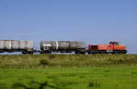 Auf der Rückfahrt zum Festland dürften die Kesselwagen wohl leer gewesen sein. 275 820 der CFL Cargo Deutschland zieht den dreimal wöchentlich verkehrenden Güterzug von westerland nach Niebüll (Keitum/Sylt, 28.8.17).