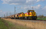 Der sonst mit einer Class 66 der MEG gefahrene Kalkzug nach Blankenburg war am 11.04.19 mit zwei G 1206 bespannt. 275 221 und 275 210 schleppen den umgeleiteten Zug hier durch Braschwitz Richtung Köthen.