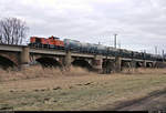 Kesselzug mit 275 837-3 (Lok 6 | MaK G 1206) der northrail GmbH, vermietet an die Bocholter Eisenbahngesellschaft mbH, überquert die Saaleaue bei Angersdorf auf der Bahnstrecke Halle–Hann.