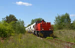 275 027 der RBB ist mittlerweile mit den in Zschornewitz abgeholten Wagen unterwegs nach Bitterfeld. Hier passiert sie am 17.05.20 Gräfenhainichen Richtung Burgkemnitz.