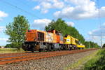 Die 275 837-3 (Lok 6 | MaK G 1206) der northrail GmbH, vermietet an die Bocholter Eisenbahngesellschaft mbH, mit eienem 125 t Kran der MGW am 26.05.2020 in Nassenheide.