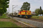 275 221-0 (Lok 221 | Vossloh G 1206) kommt in Merseburg Elisabethhöhe mit Silowagen aus den Buna-Werken gefahren.