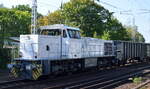 B & V Leipzig GmbH mit ihrer  275 807-6  (NVR:  92 80 1275 807-6 D-BUVL ) und einem Ganzzug offener Drehgestell-Güterwagen am 10.09.21 Berlin Hirschgarten.