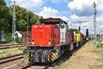 Regiobahn Bitterfeld Berlin GmbH, Bitterfeld [D] mit der Doppeltraktion MaK G 1206 Loks  1025   (NVR:  92 80 1275 027-1 D-RBB ) +  1116  (NVR-Nummer: 92 82 000 1506-5 L-RBB) und einem Ganzzug