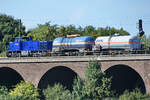 Ende September 2025 zog die Diesellokomotive 1275 111-3 der Rail Cargo Group zwei Kesselwagen über die Duisburg-Hochfelder Eisenbahnbrücke.