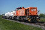 Chemion 275 003 schleppt am 24 April 2026 vier Kesselwagen durch Kaarst Broicherseite und wird von offenbarer Stelle fotografiert.