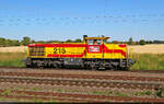 275 215-2 (Lok 215 | Vossloh G 1206) w�rde hier in Gro�korbetha normalerweise mit Kohlewagen vorbeikommen. Stattdessen gibt's zum Werkbahnhof W�hlitz eine Solofahrt.

🧰 Mitteldeutsche Eisenbahn GmbH (MEG)
🕓 1.7.2025 | 17:34 Uhr