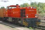 V1001-130 der WEG mit Containerzug am 18.08.2004 in Stuttgart-Mnster, Strecke Stuttgart-Untertrkheim - Kornwestheim Gterbahnhof.