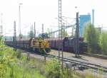 MEG 218 fhrt mit Braunkohlezug aus dem bergabe Bahnhof des Tagebau Profen in Hohenmlsen / Whlitz nach Buna und die Normalspur-Elektrolokomotive EL 2 der MIBRAG setzt die leeren Kohlewaggons wieder