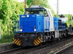 Ein schicke leuchtend blaue MaK G1206 der Teutoburger-Wald-Eisenbahn mit weiem Fhrerhaus bringt am 27.04.2009 eine Ladung neue Mhdrescher von Gtersloh in den Brackweder Bahnhof, wo sie