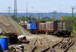 Regental Cargo D 05 (275 842-3 D-RBG) beim rangieren in Wiesbaden Ost Gbf. Vom angrenzenden Parkplatz aus fotografiert; 16.07.2010