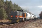 275 805 von locomotives pool kommt am 20.02.2011 mit Silowagen aus der PCK Raffinerie am Bahnbergang Torfbruch-Heuallee vorbei