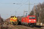 Wrend links die EH 545 mit einem leeren kalkzug auf Weiterfahrt waartet berholt rechts die 185 307 mit einem Papierzug.
Aufgenommen in Ratingen-Lintorf am 10.2.12.