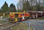 Mitten auf dem B Zwingenberger Weg an der Bahnhofseinfahrt in Flandersbach, der nchsten Bahnstation hinter der Kalkwerk Rohdenhaus ist hier die EH 544 mit einem soeben bernommenen Kalkzug talwrts