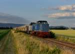 V 65-12 (265 303) + 275 842 mit einem Schotterzug am 12.07.2013 bei Pankofen.