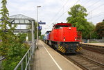 Zwei Rangierloks kommen die Kohlscheider-Rampe hoch aus Richtung Herzogenrath als Lokzug aus Neuss nach Aachen-Talbot  und fahren  durch Kohlscheid in Richtung Richterich,Laurensberg,Aachen-West. 
Aufgenommen von Bahnsteig 2 in Kohlscheid.
Bei Sonne und Regenwolken am Nachmittag vom 18.5.2016.