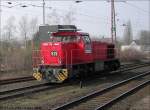 Vorbeifahrt von RBH 828 der RBH Logistic während des unfreiwilligen Zwischenhalts in Recklinghausen-Ost. Meines Wissens die einzige Lok dieses Typs der RBH Logistic in rot. 31.03.2007