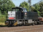 G 1206 von Vossloh 275 620-3 (NVR-Nr: 92 80 1275 620-3 D-DISPO) mit einem Gleisbau  Schotterzug am 26.08.2016 bei Porta Westfalica Richtung Löhne unterwegs.
