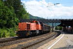 275 867 fährt am 12. Juli 2018 mit einigen Schiebewandwagen durch den Bahnhof von Geislingen (Steige) Richtung Plochingen.