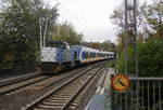V156 von der Rurtalbahn-Cargo kommt mit einem  Niederländischer Triebzug aus den Niederlanden nach Aachen-Rothe-Erde-Gbf(D) und fährt durch Aachen-Schanz in Richtung
