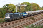 Die Dispolok ES 64 U2-007 und Lok 7 der NIAG (Vossloh G 1206) vor einem Silowagenzug unterwegs am Nachmittag des 19. Oktobers 2020 gegen 16:45 Uhr zwischen Ludwigsburg und Asperg.