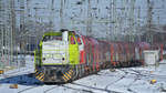 Die Diesellokomotiven 1115 & 1275 815-9 0 ziehen einen langen Güterzug. (Wanne-Eickel, Februar 2021)