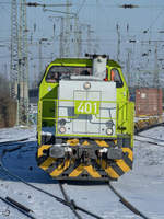 Die Diesellokomotive 401 zieht am Hauptbahnhof Wanne-Eickel einen Containerzug, so gesehen im Februar 2021.