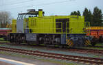Abgestellte LOCON Lok 275 119 bei Gleisbauarbeiten in Bergen auf Rügen neben Flachwagen mit Schotter. - 17.11.2021
